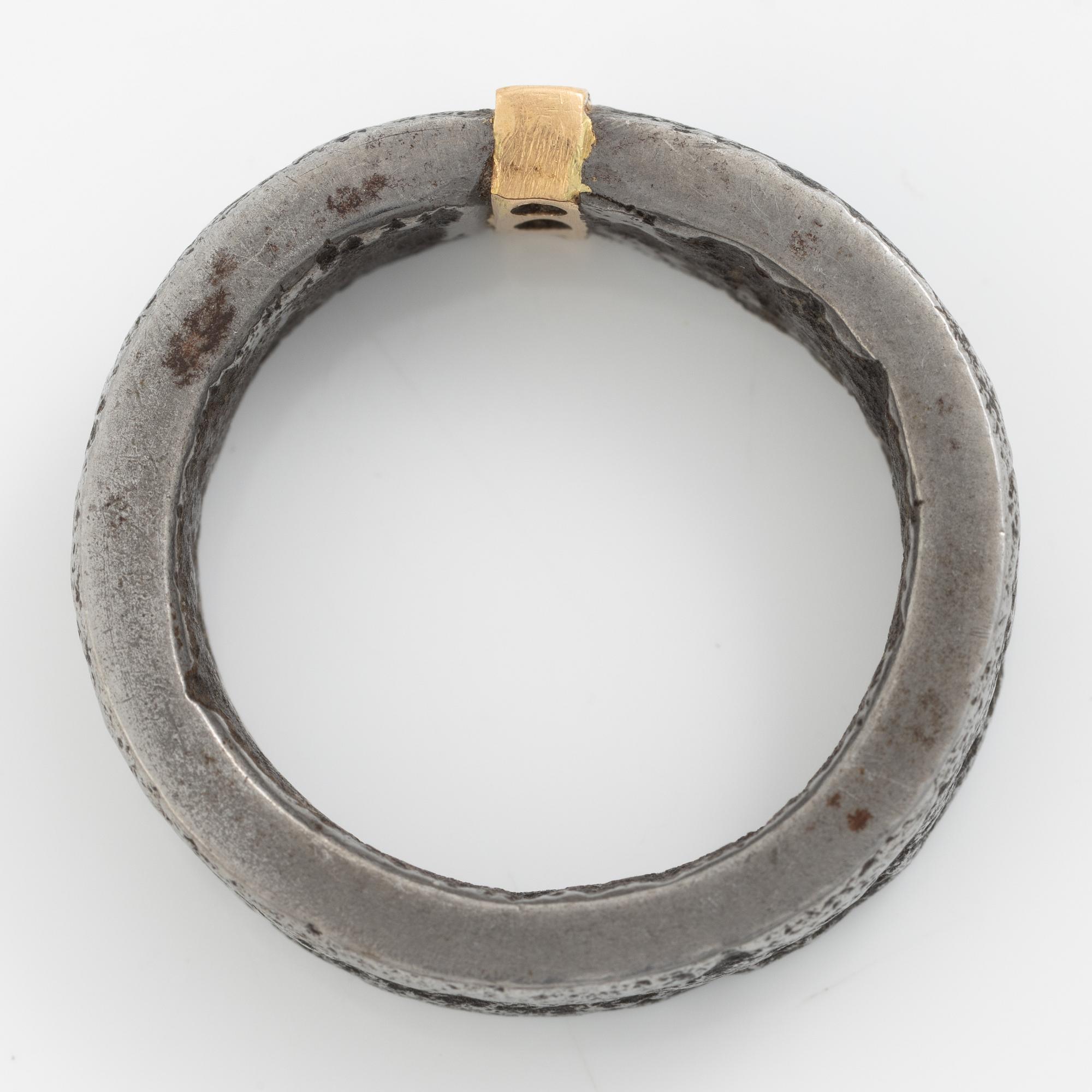 Mikael Hamma, Smide & Form, ring, oxidised iron, gold and brilliant-cut diamonds.