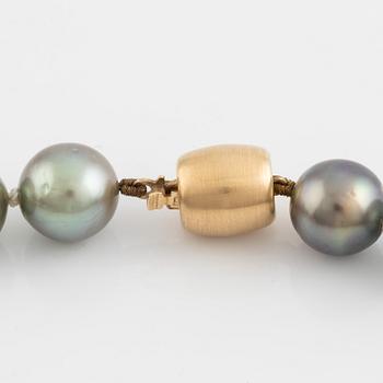 Cultured Tahiti- and South sea pearl necklace, clasp 18K gold.