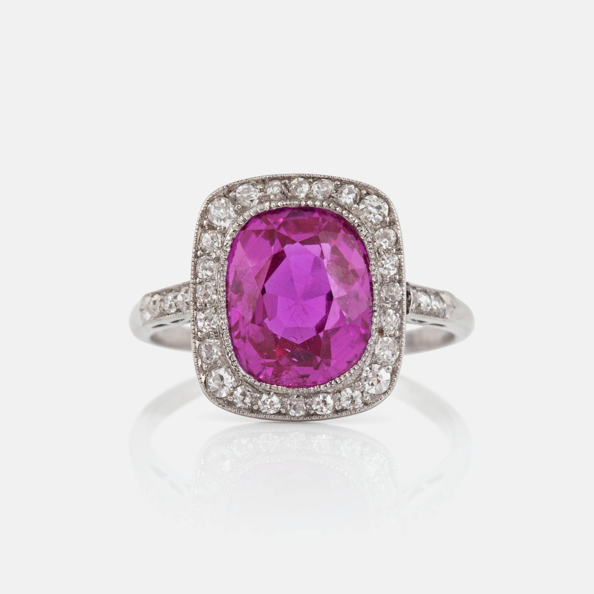 RING med burmesisk rubin, 4.00 ct, och åttkantslipade diamanter.