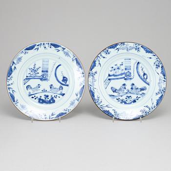 A pair of blue and white dishes, Qing dynasty, Qianlong (1736-95).