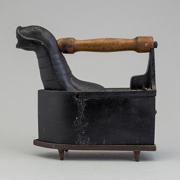 STRYKJÄRN PÅ STÄLL, gjutjärn, Husqvarna, 1800-tal.