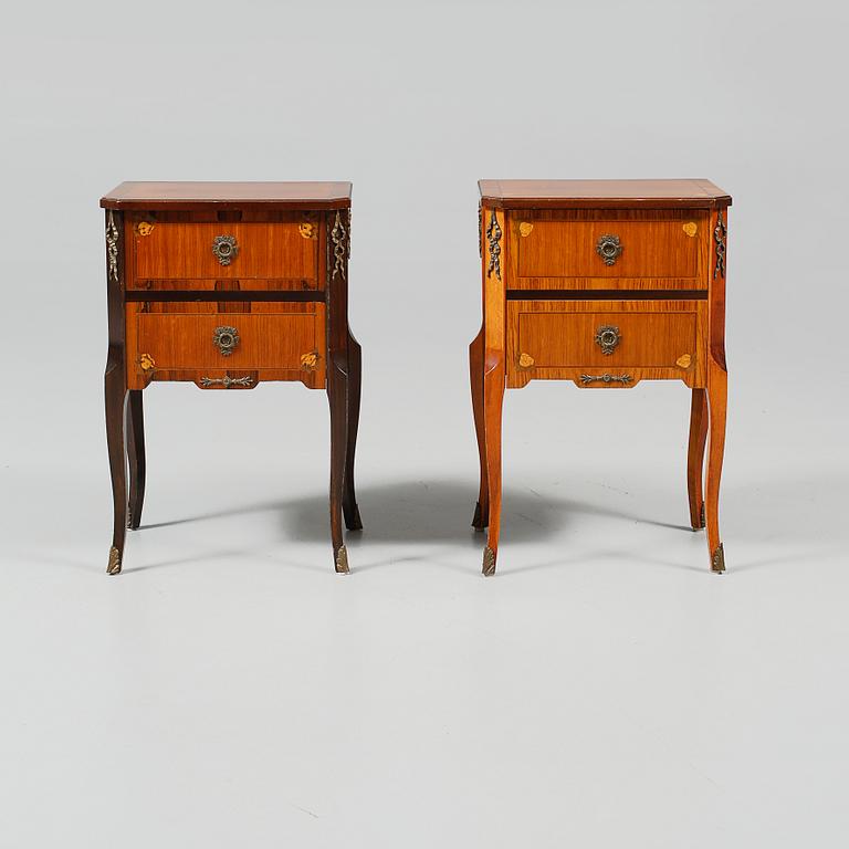 SÄNGBORD, 2 snarlika, gustaviansk stil, 1900-talets mitt.
