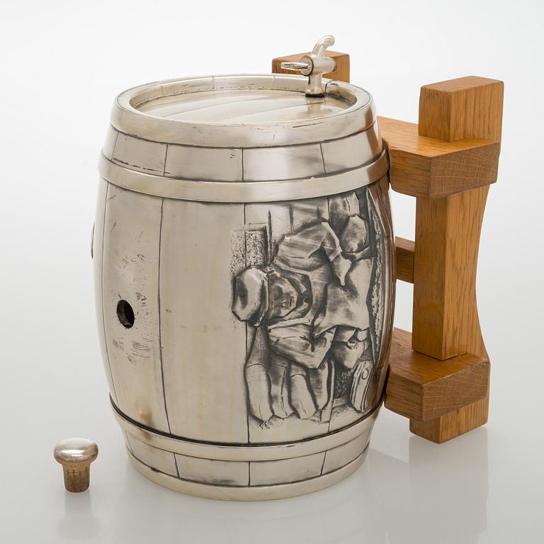 Tynnyri, hopeaa puujalustalla, Auran Kultaseppä, Turku 1969.