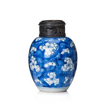 A blue and white tea caddy, Qing dynasty, Kangxi (1662-1722).