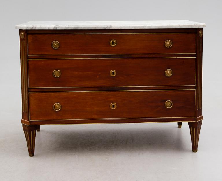 BYRÅ, sengustaviansk, omkring år 1800.