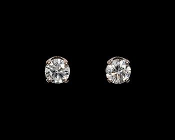 439. A pair of brilliant cut diamonds, tot ca 0,60 ct.