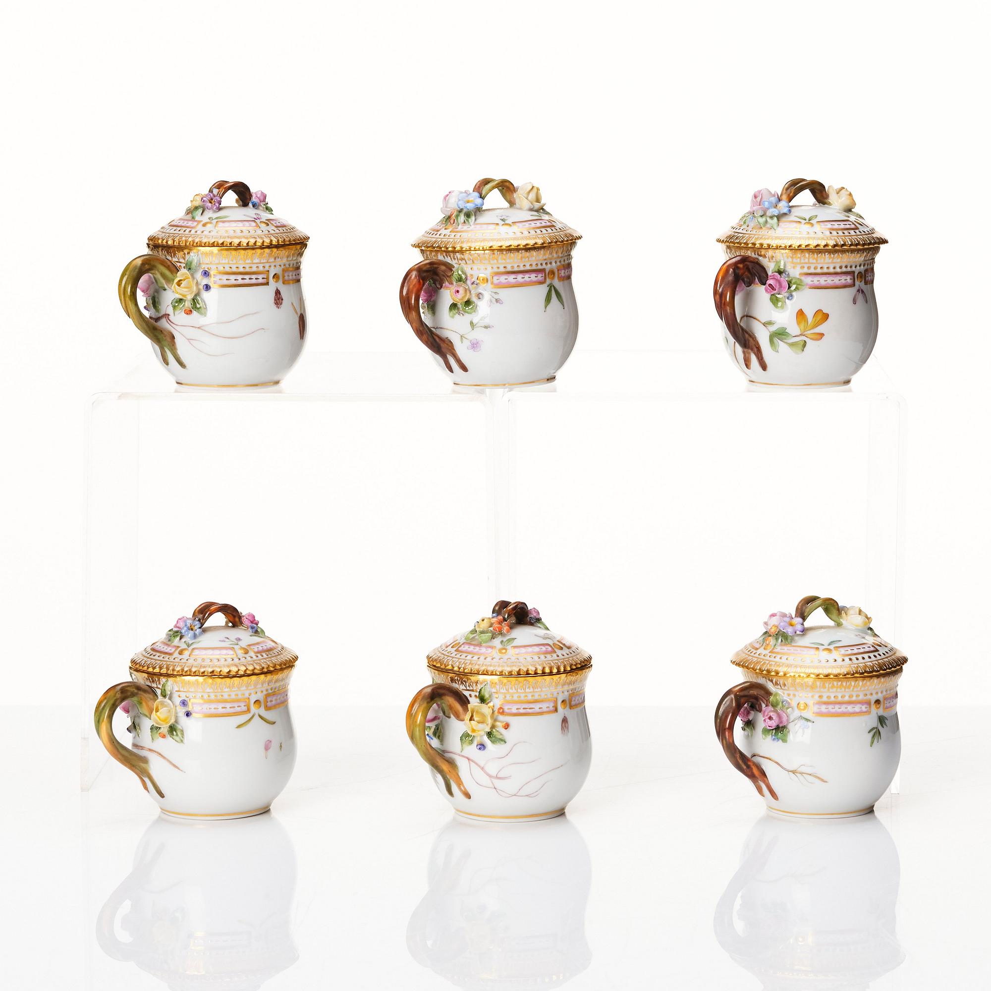 Cremekoppar med lock och fat, 12 stycken, porslin. Royal Copenhagen, "Flora Danica", Danmark, 1900-tal.