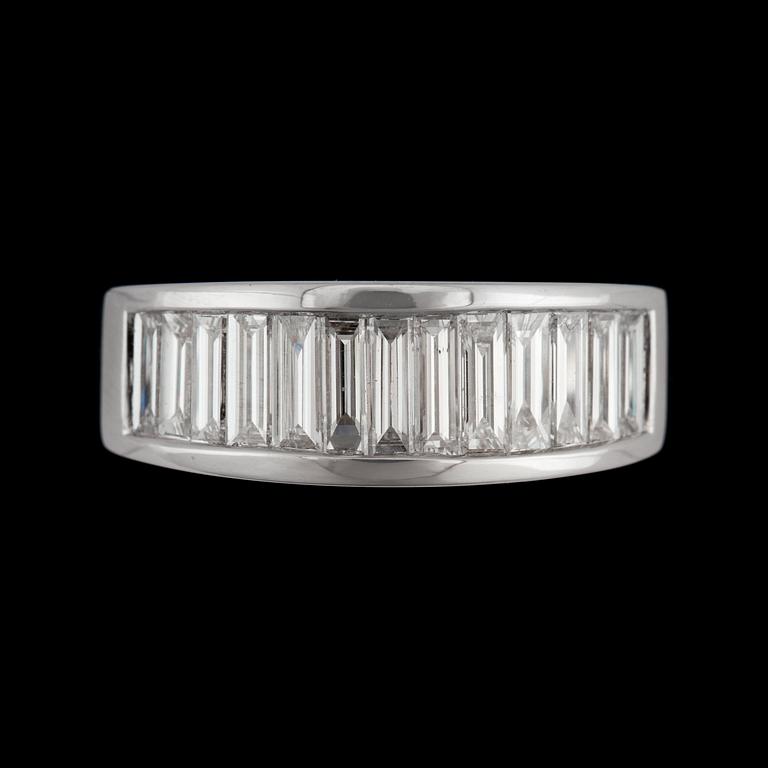 RING med baguetteslipade diamanter totalt ca 1.20 ct. Kvalitet ca G-H/VS-SI.