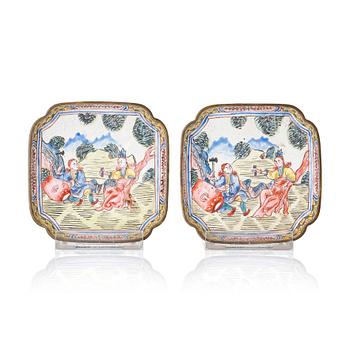 A pair of enamel on copper coasters, Qing dynasty, circa 1800.