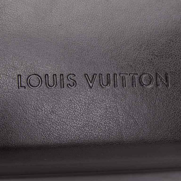 SOLGLASÖGON, Louis Vuitton.
