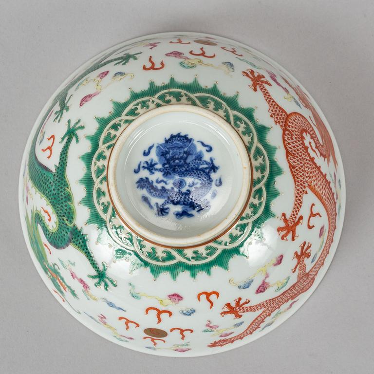 A famille rose enamelled bowl, late Qing dynasty, early 20th century.