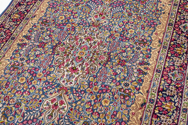 A Kirman rug, c. 249 x 148 cm.