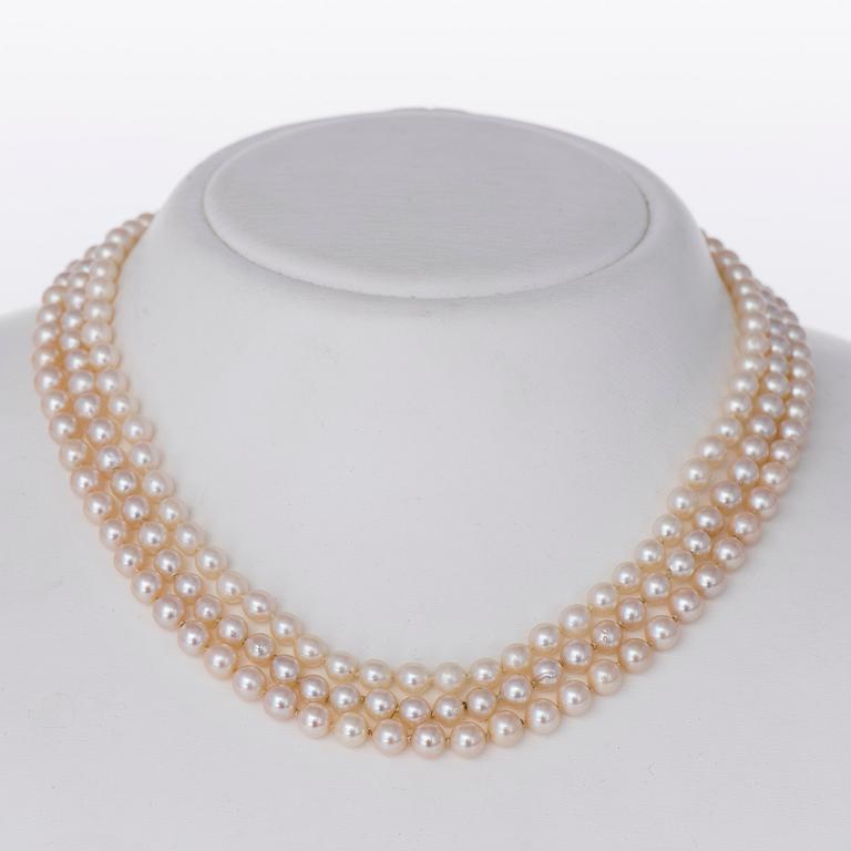 A PEARL NECKLACE, cultured pearls, silver clasp.