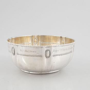 A silver bowl, engraved, Swedish import mark NL Dahlström & Co, Örebro 1918.