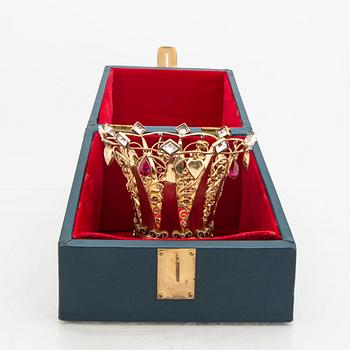 Brudkrona förgyllt silver, syntetiska spineller och syntetiska rubiner, Södergren A, Nässjö 1951.