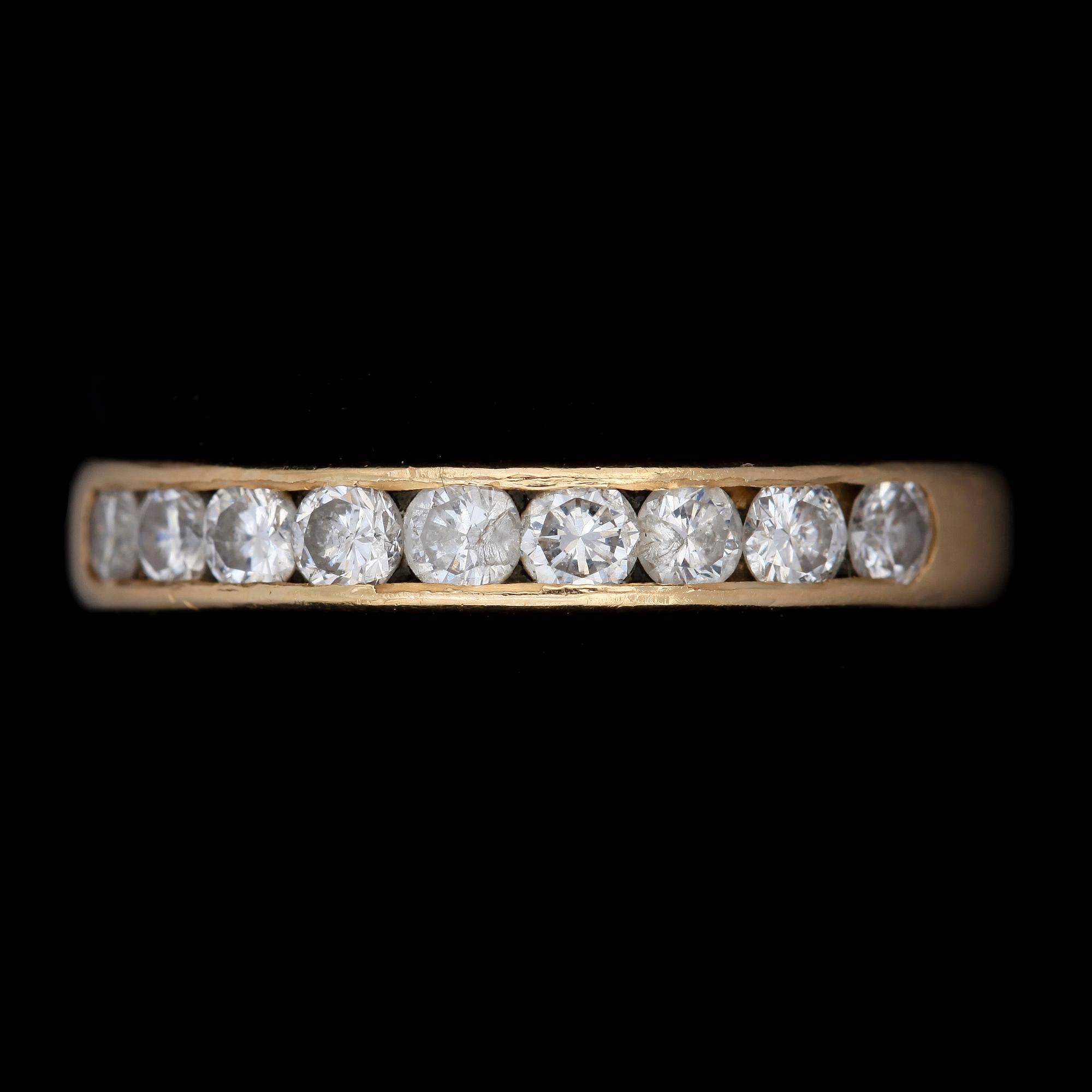 RING, 18k guld med briljantslipade diamanter tot ca 0,66ct. Vikt 3,6g.