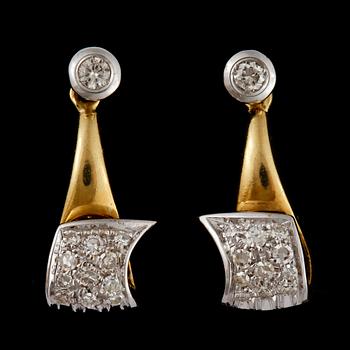 ÖRHÄNGEN, ett par, 18k guld samt vitguld med briljantslipade diamanter i olika storlekar tot ca 0,80 ct. Vikt ca 4,9 g