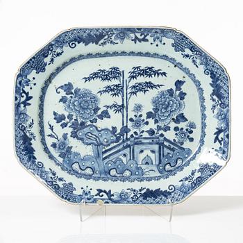 A porcelain dish, China, Qing dynasty, Qianlong 1736-95.