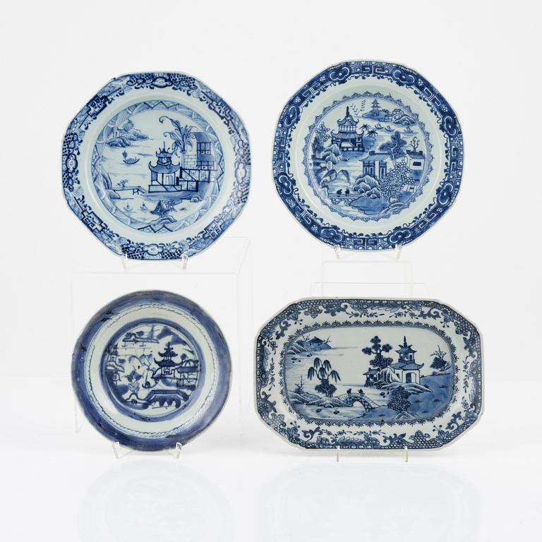 A pair of blue and white porcelain dinner plates and two dishes. Qing dynasty, Qianlong (1736-1795).