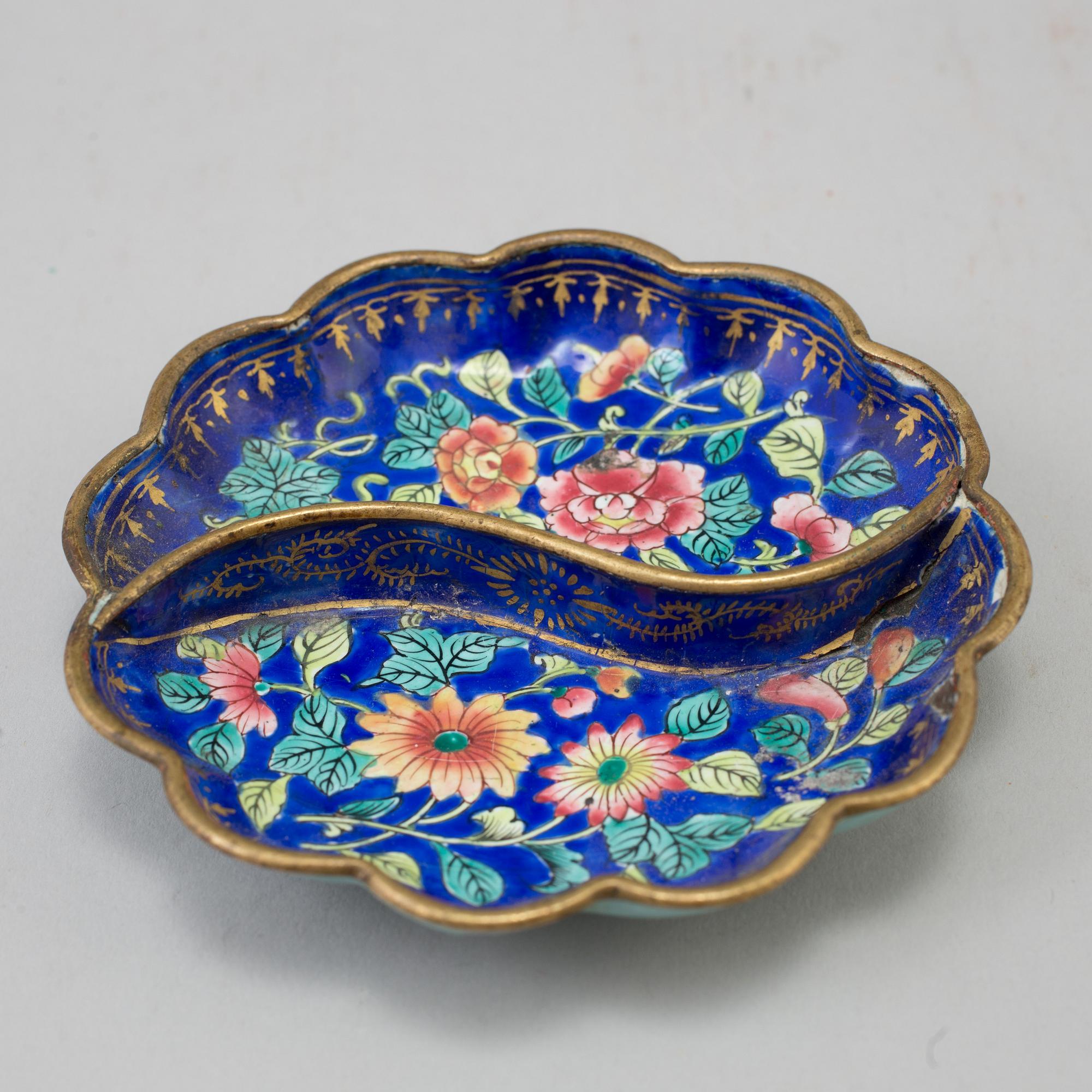 FAT, ett par, emalj på koppar. Sen Qingdynasti.