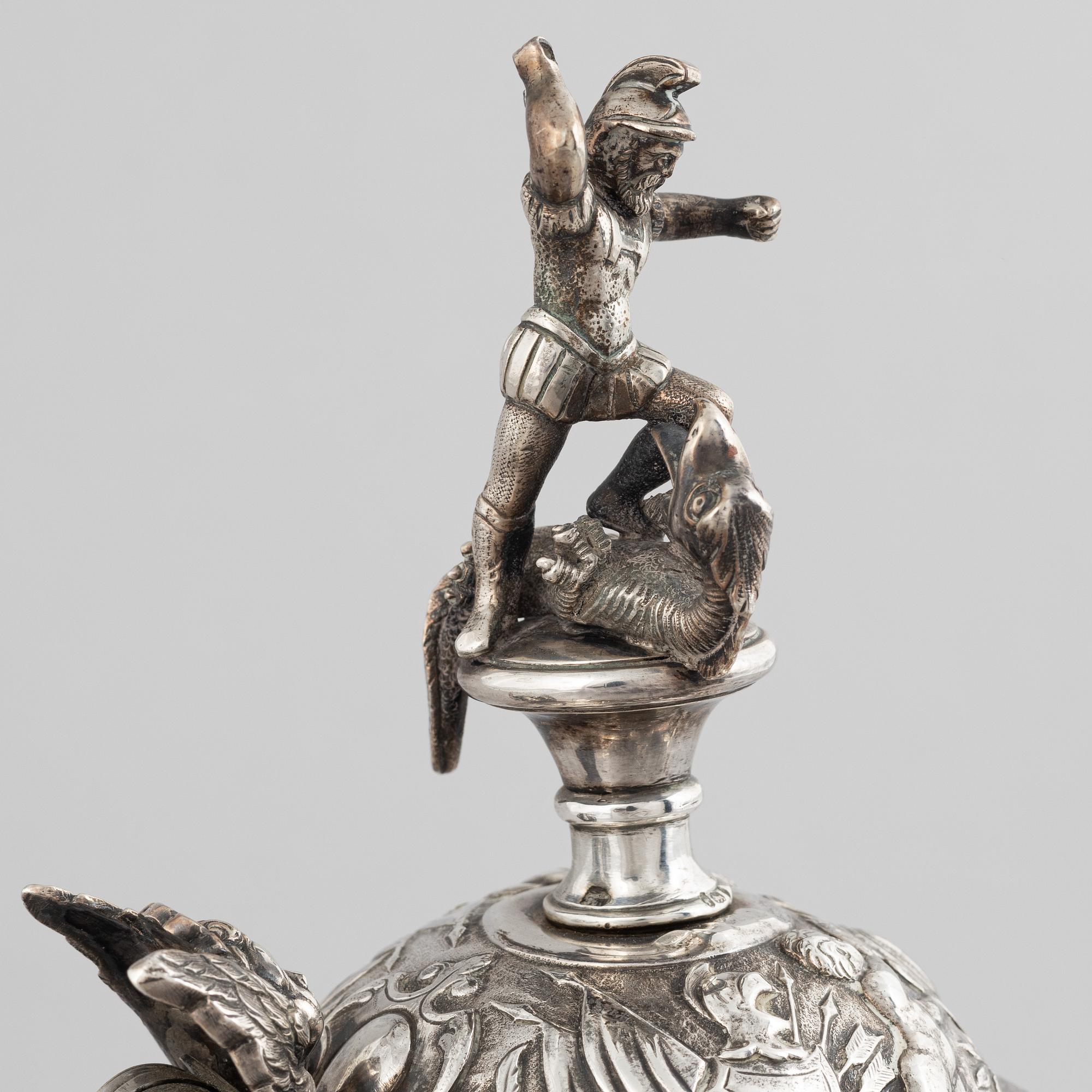 Dryckeskanna, silver, möjligen Hannover 1800-tal, importstämplad London 1878.