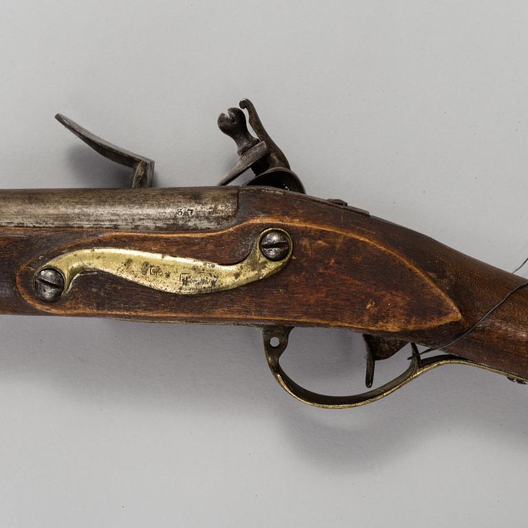 A FLINTLOCK GUN, 18th/19th century.