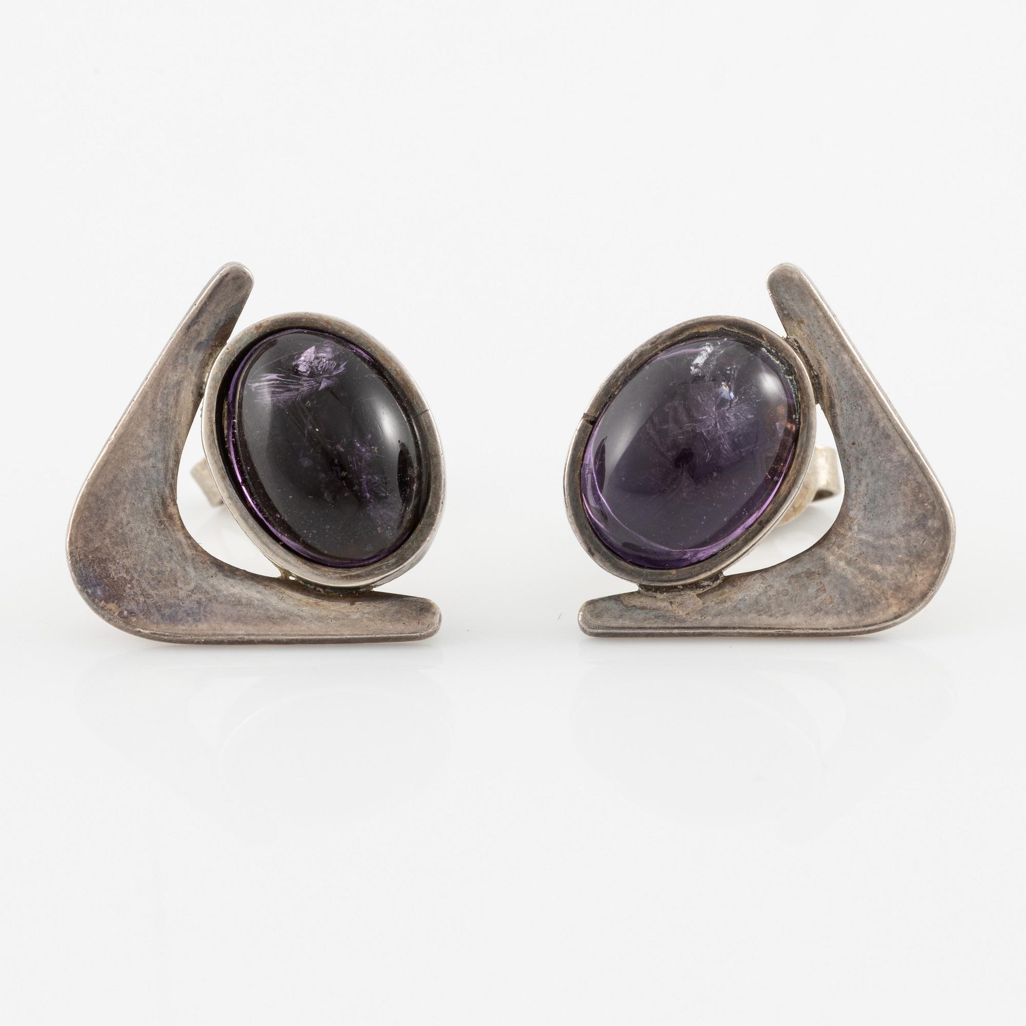 Jewellery set, silver with cabochon-cut amethysts, by Theresia Hvorslev, three pieces.