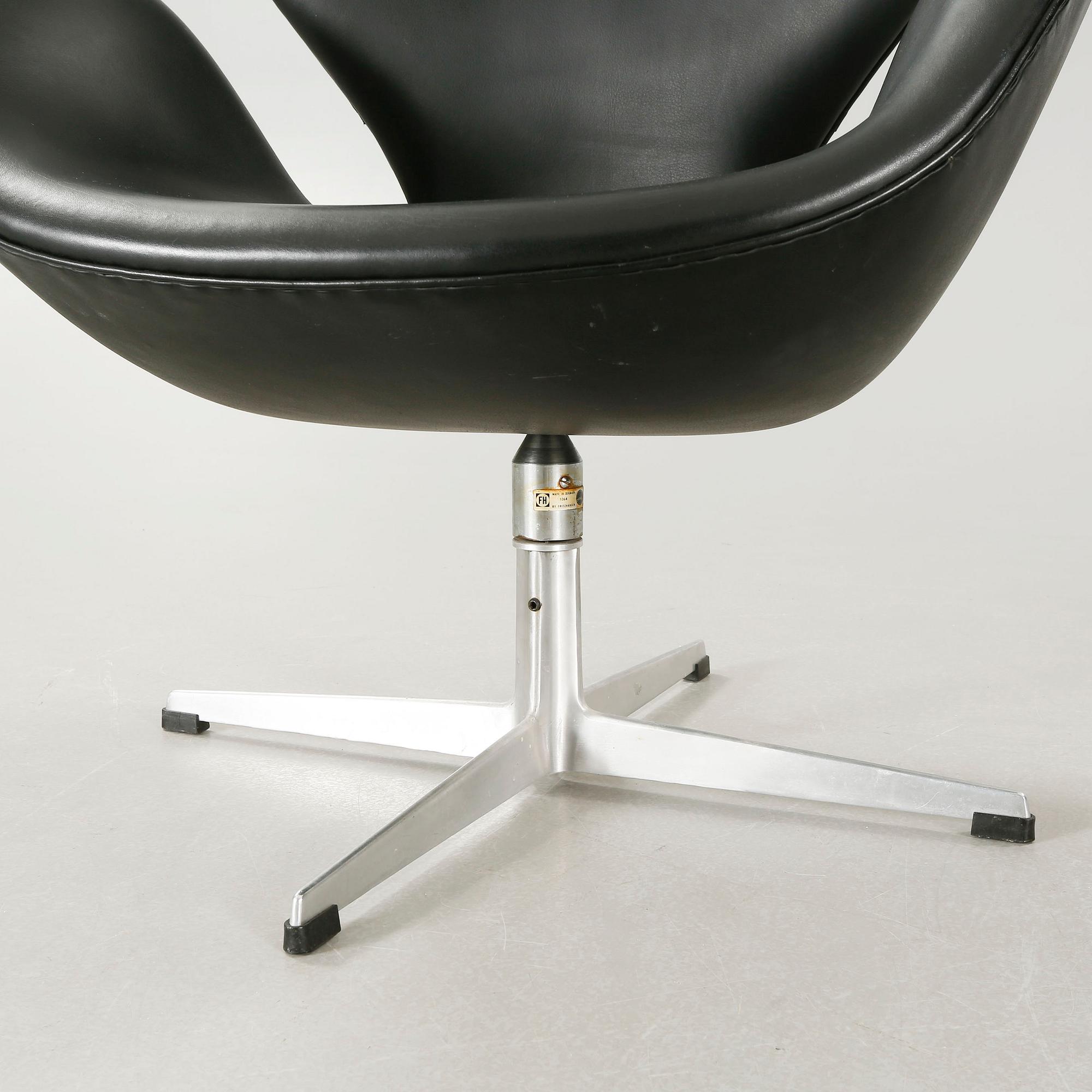 ARNE JACOBSEN, fåtölj, "Svanen", Fritz Hansen, Danmark, 1960-tal.