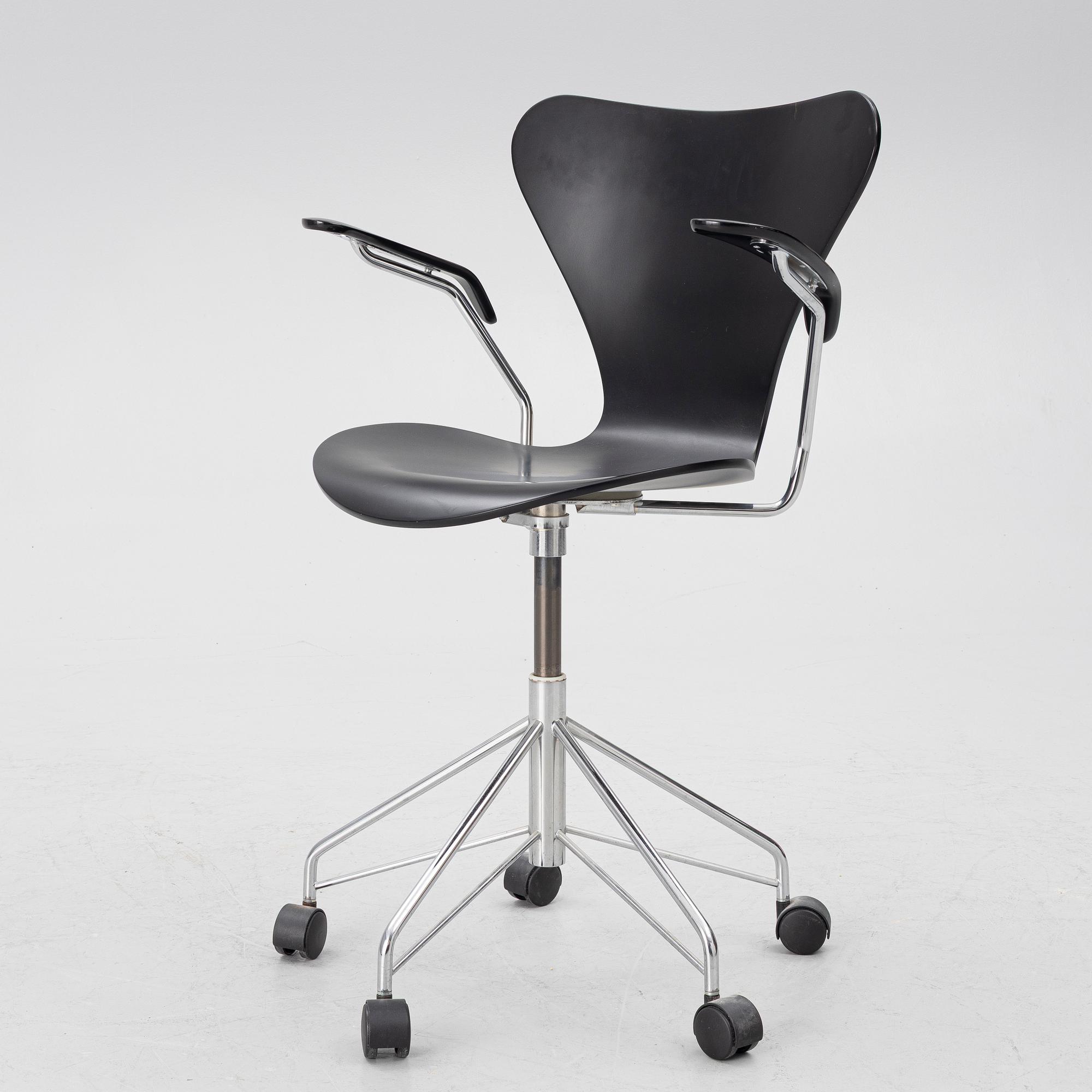 Arne Jacobsen, a model 3217 "Seven" desk chair, Fritz Hansen, Denmark, 1999.