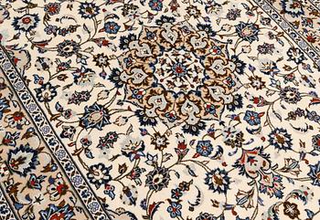 A Kashan carpet, ca 250 x 150 cm.