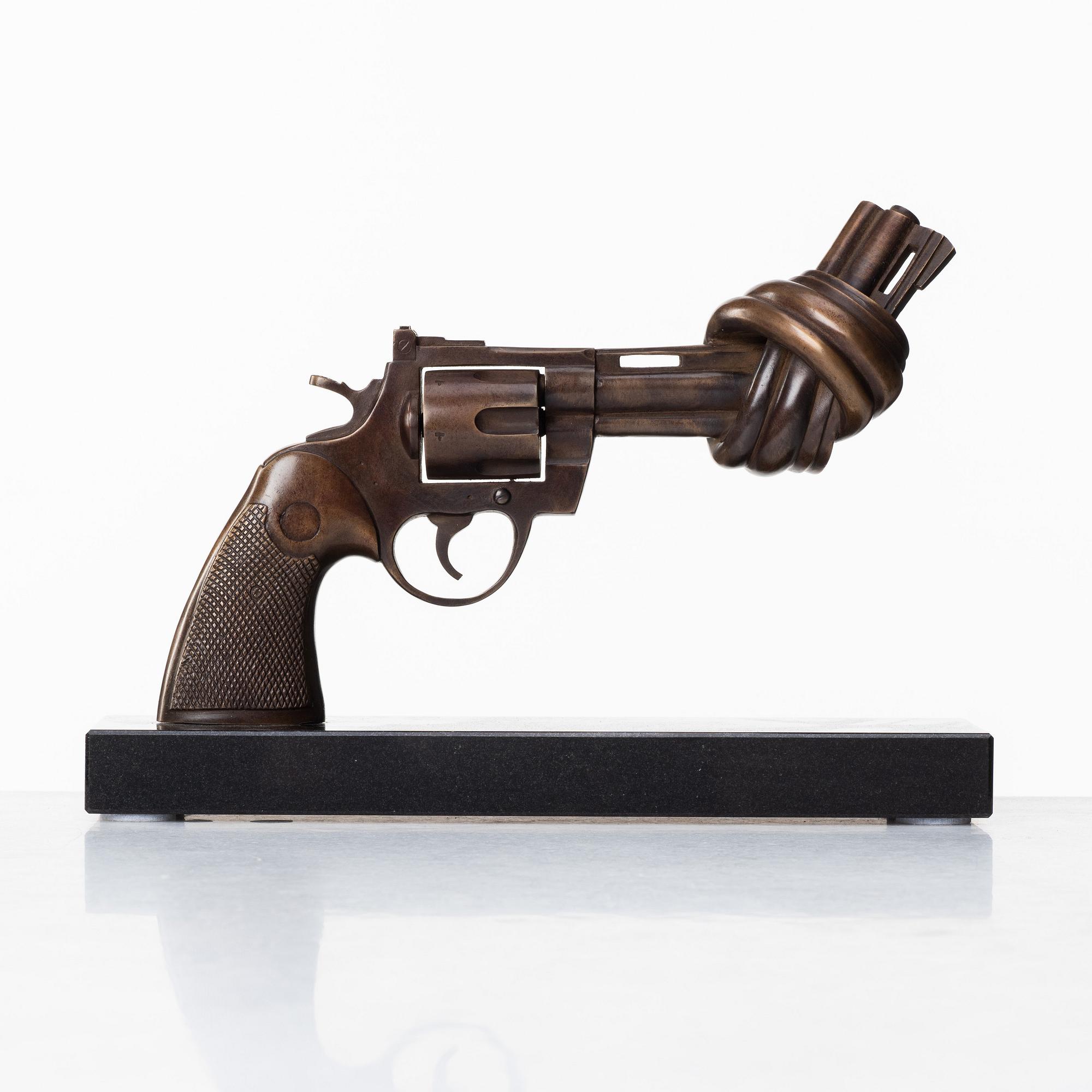 Carl Fredrik Reuterswärd, "Non violence".