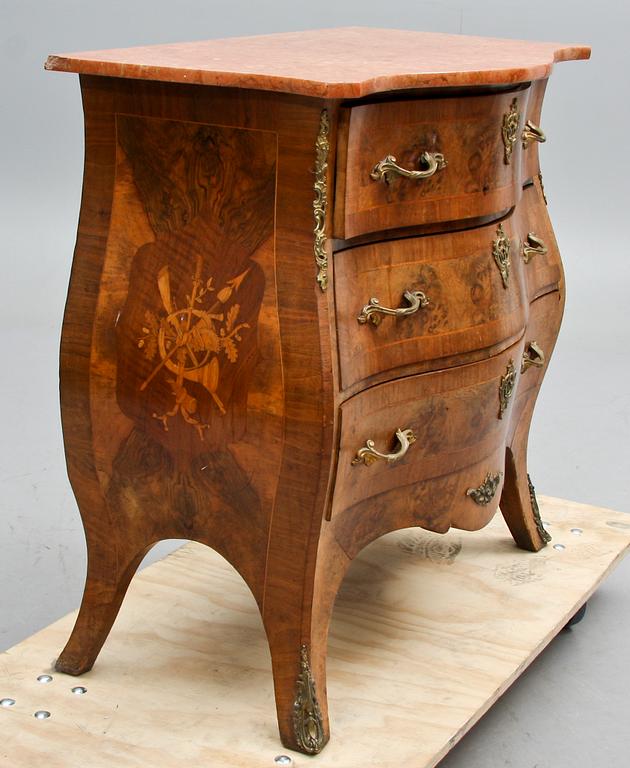 BYRÅ med stenskiva, rokokostil, 1900-talets mitt.