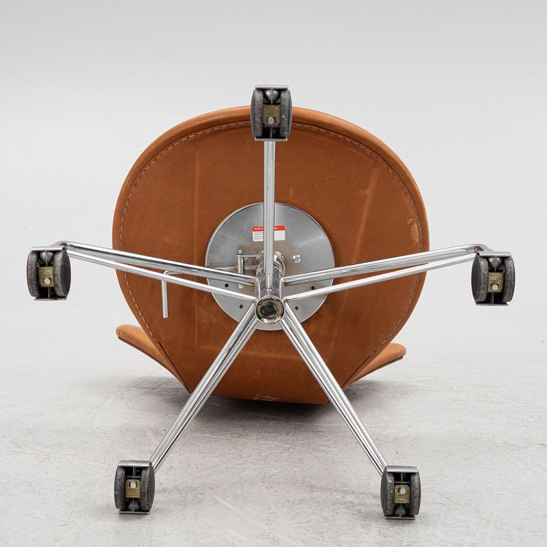 Arne Jacobsen, skrivbordsstol "Sjuan", Fritz Hansen, Danmark. 2005.