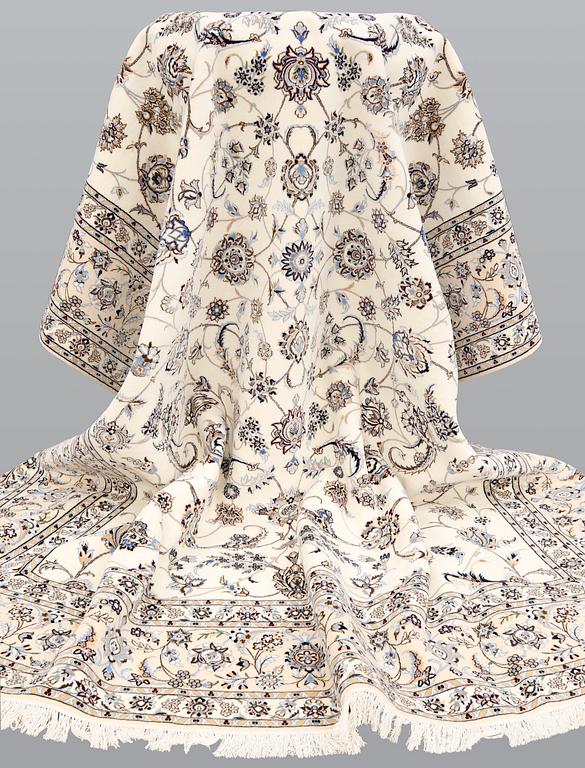 A part silk Nain carpet, so-called 6LAA, approx. 308 x 254 cm.