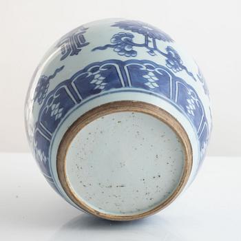 A blue and white Chinese jar, Qing dynsaty, Kangxi (1662-1722).