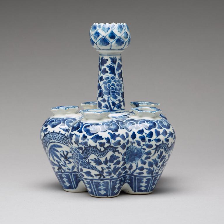 A blue and white tulip vase, Qing dynasty, 19th Century.