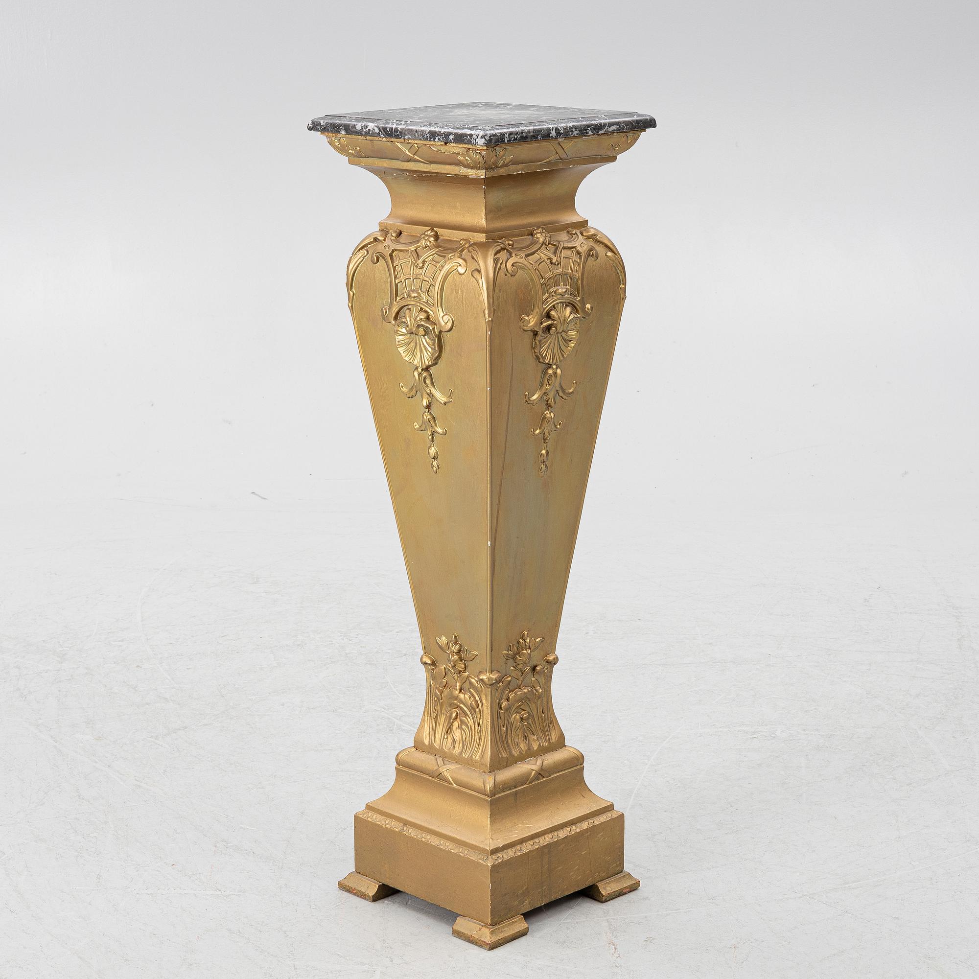 A Louis XV-style pedestal, around 1900.