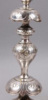 LJUSSTAKAR, ett par, nysilver, rokokostil, Norblin & Co, Warsawa, Polen, 1900-talets första hälft.