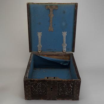 A carved baroque wooden box 17/18th century.