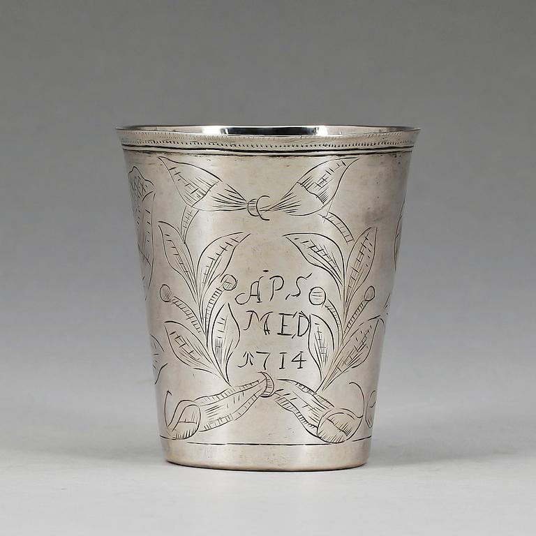 BÄGARE, silver, dat 1714 enligt gravyr. Vikt 92 g.