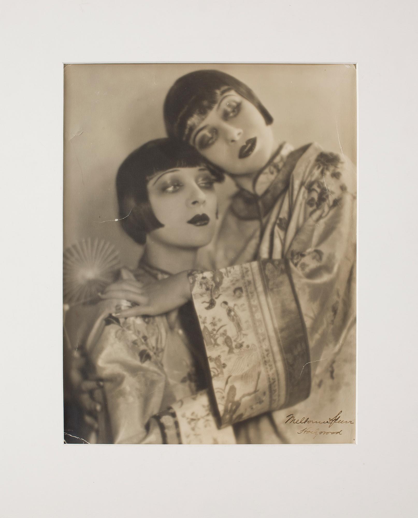 MODEFOTOGRAFI, 1920/30-tal. Otydl bläcksignatur.