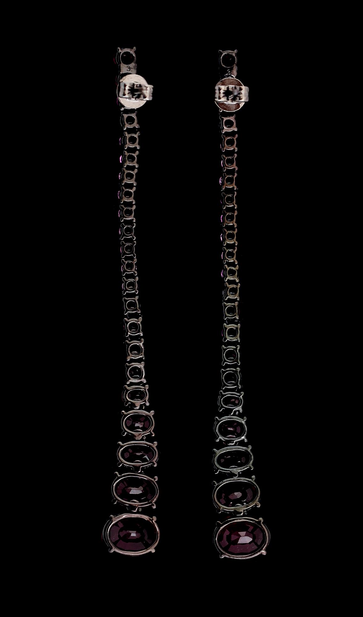 ÖRHÄNGEN, 1 par, 18K svärtat/rhodinerat guld, rosa safirer tot ca 1.25 ct, rubiner tot ca 9.80 ct.