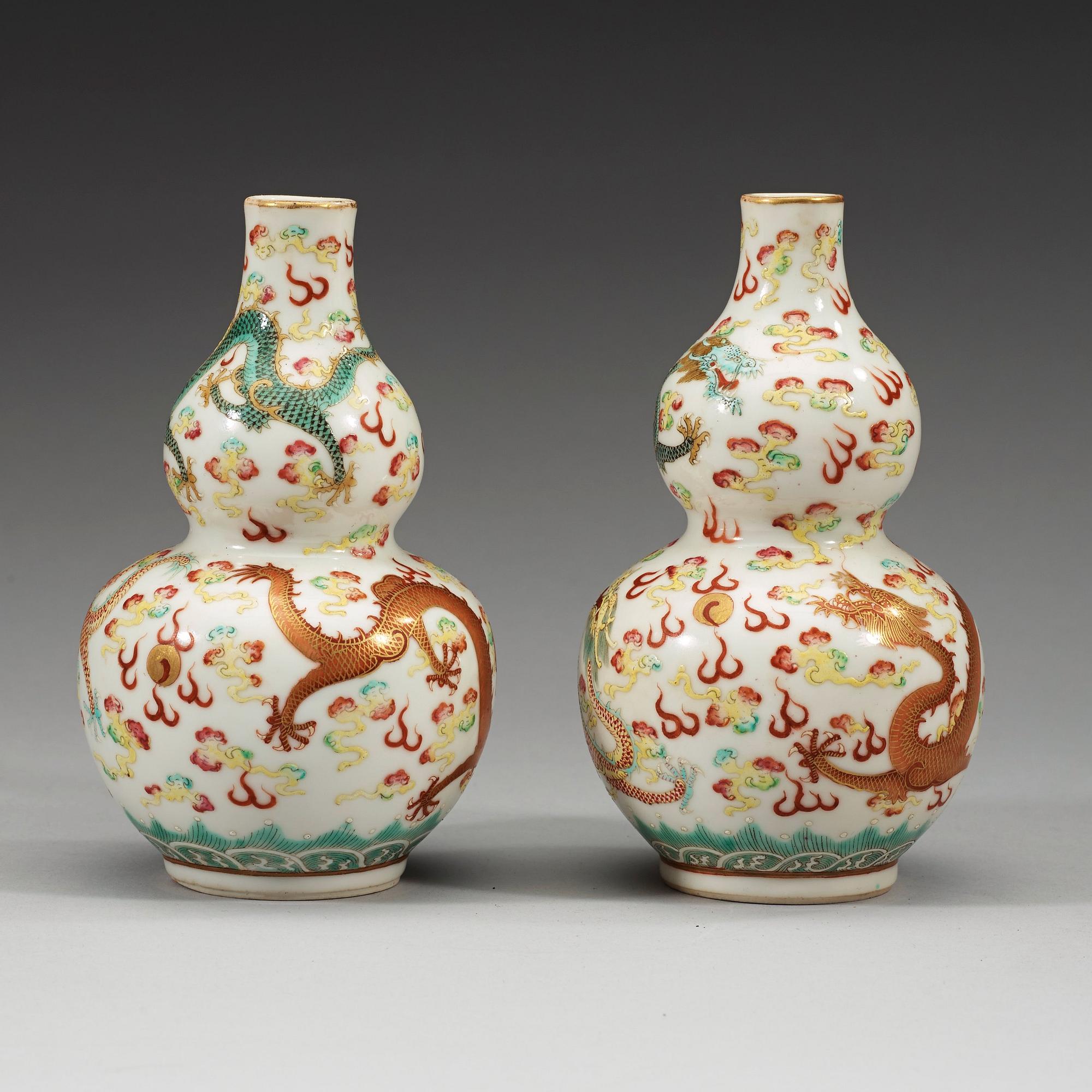 VASER, ett par, porslin. Republik (1912-49) med Guangxu respektive Qianlong sex karaktärers märke.