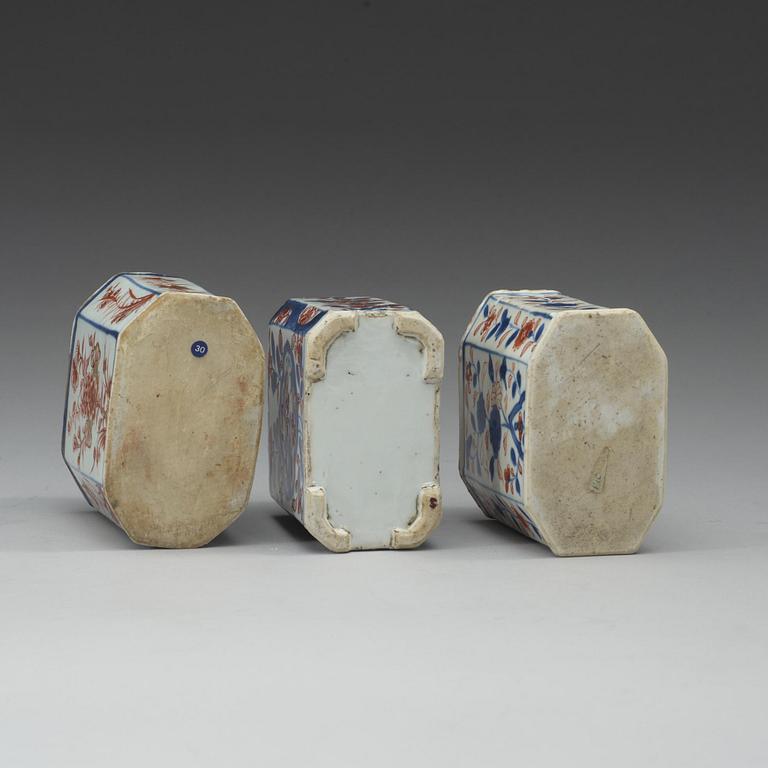 TEDOSOR, tre stycken, porslin. Qing dynastin, Kangxi (1662-1722).
