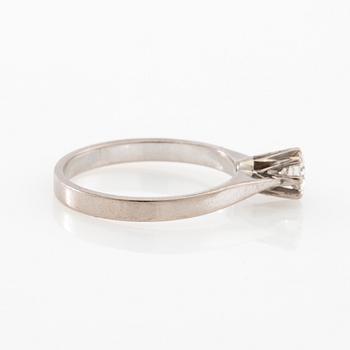Solitaire ring in 18K white gold with a round brilliant-cut diamond.