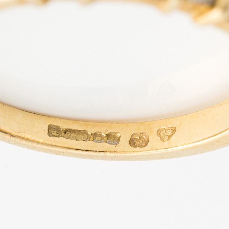 Ring in 18K gold with round brilliant and baguette-cut diamonds.