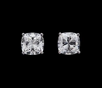 1090. A pair of cushion cut diamond ear studs, 1 cts resp. 1.02 cts.