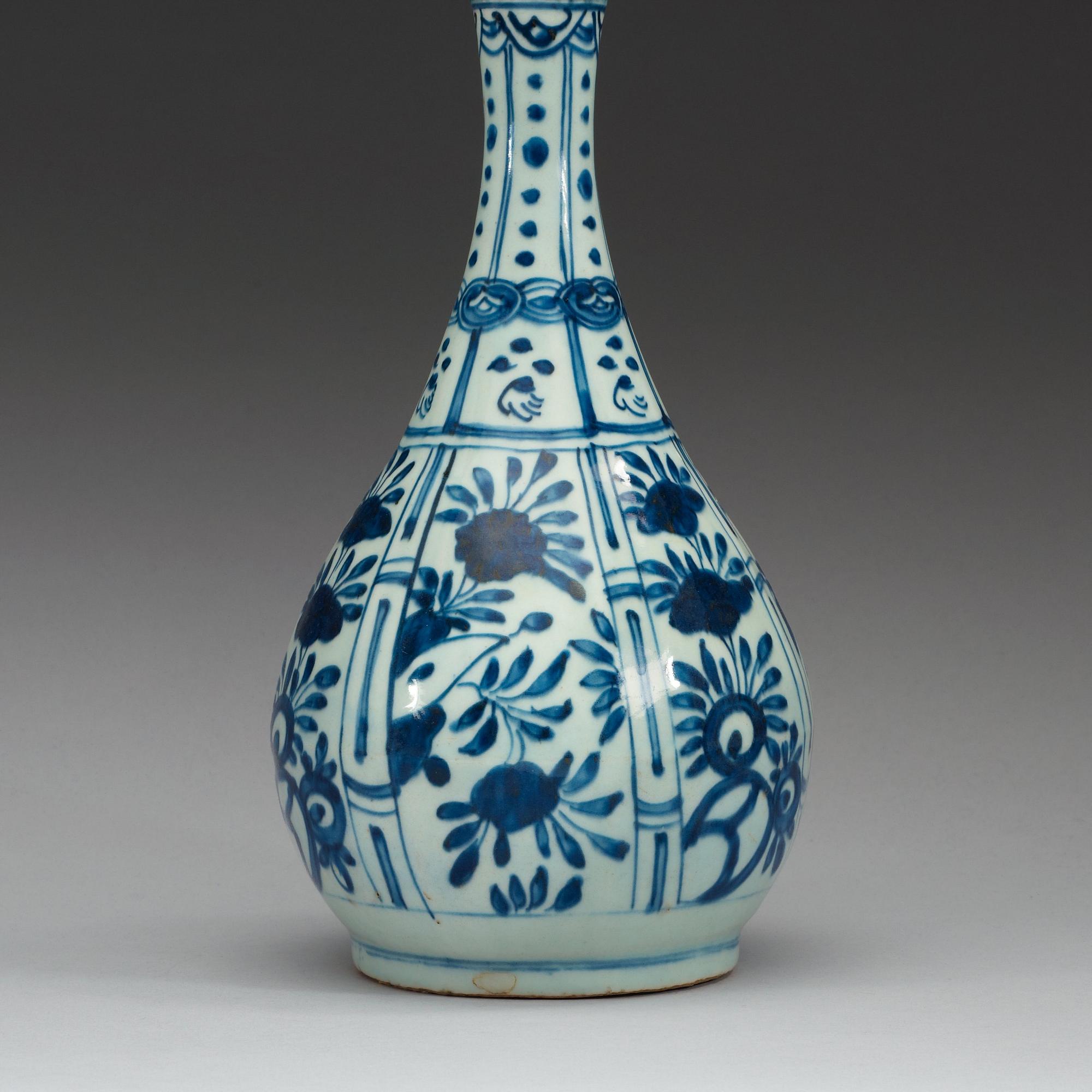A blue and white flask, Ming dynasty, Wanli (1572-1620).