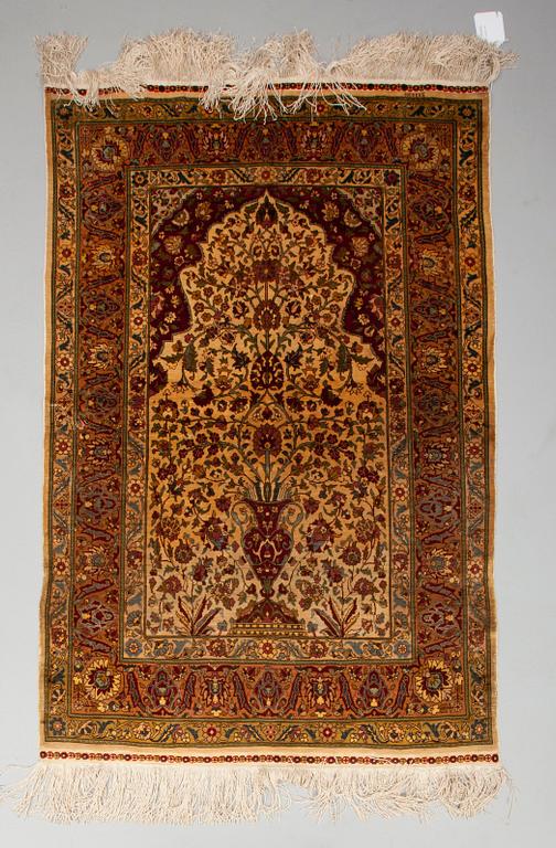 BÖNEMATTA, Hereke, silke. Ca 116x85 cm.