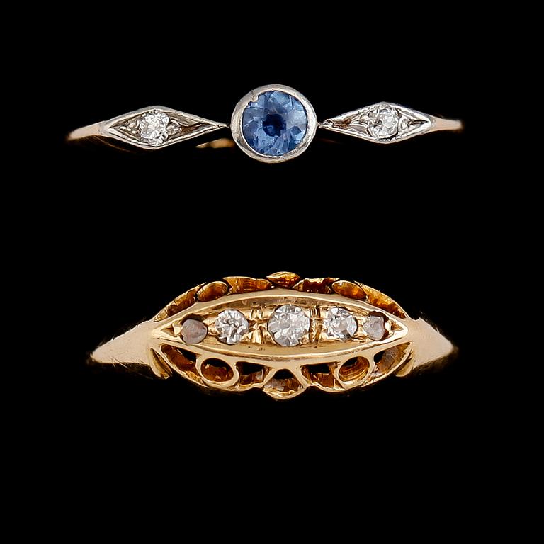 RINGAR, 2 st, 18 k guld med diamanter och blå sten. Total vikt ca 4 gram.